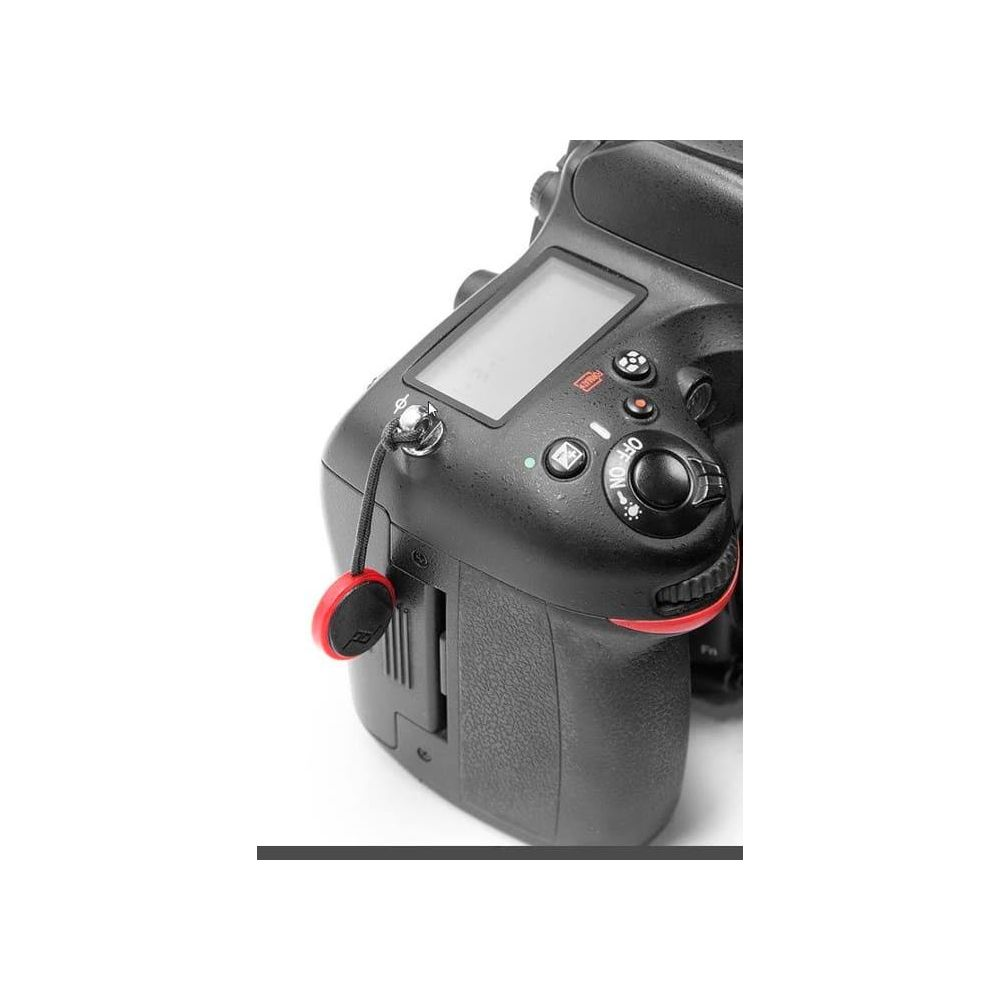 Czarny klips do paska aparatu z czerwonym obszyciem, przymocowany do czarnego korpusu aparatu.