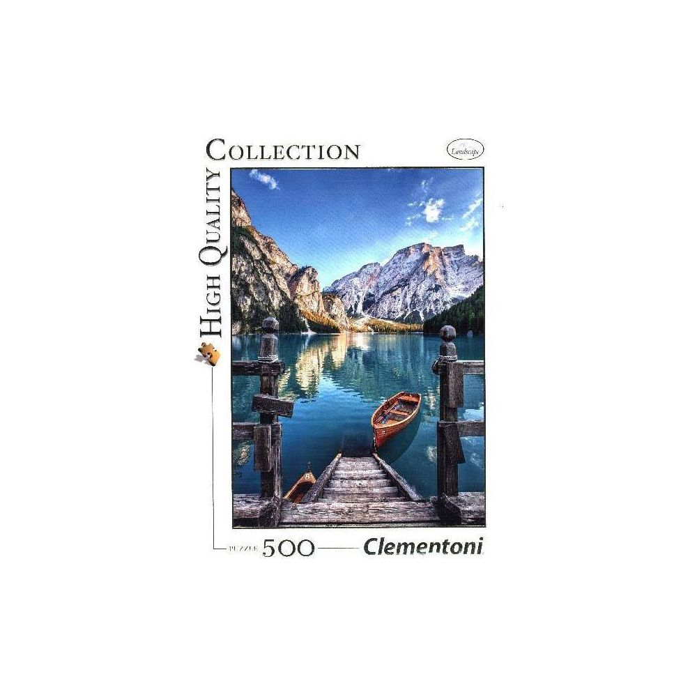 Drewniana łódź spoczywa na spokojnym jeziorze przy drewnianym molo, z górami w tle.