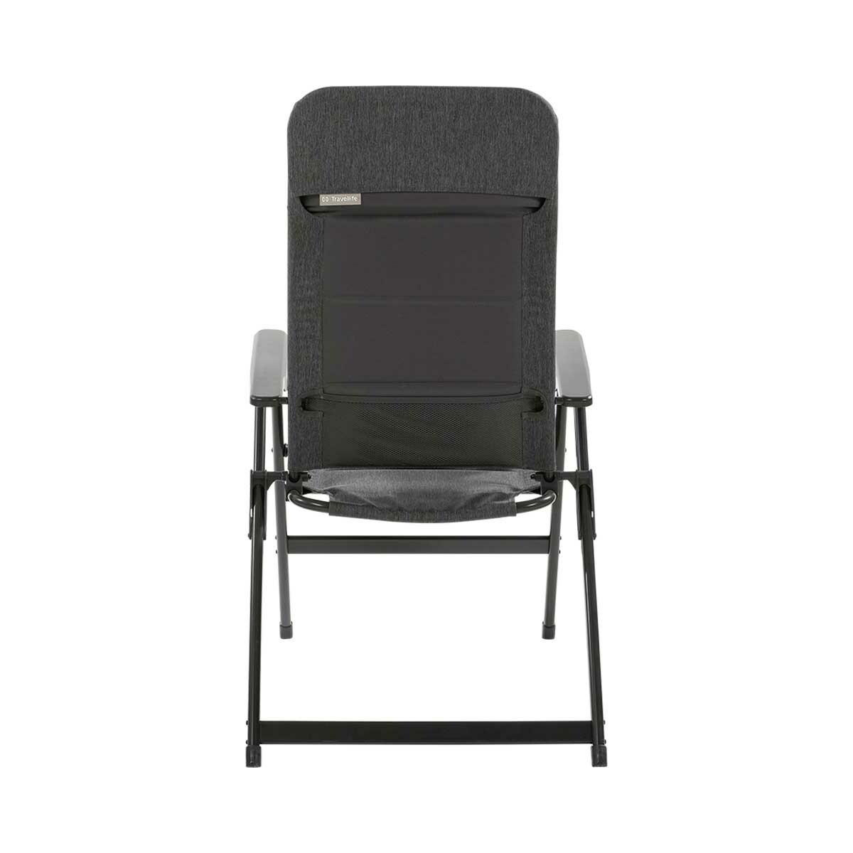 Een donkergrijze, opvouwbare campingstoel met zwart metalen frame.