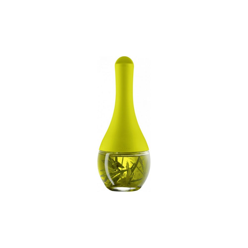 Eine grüne Ölflasche mit Kräutern darin.