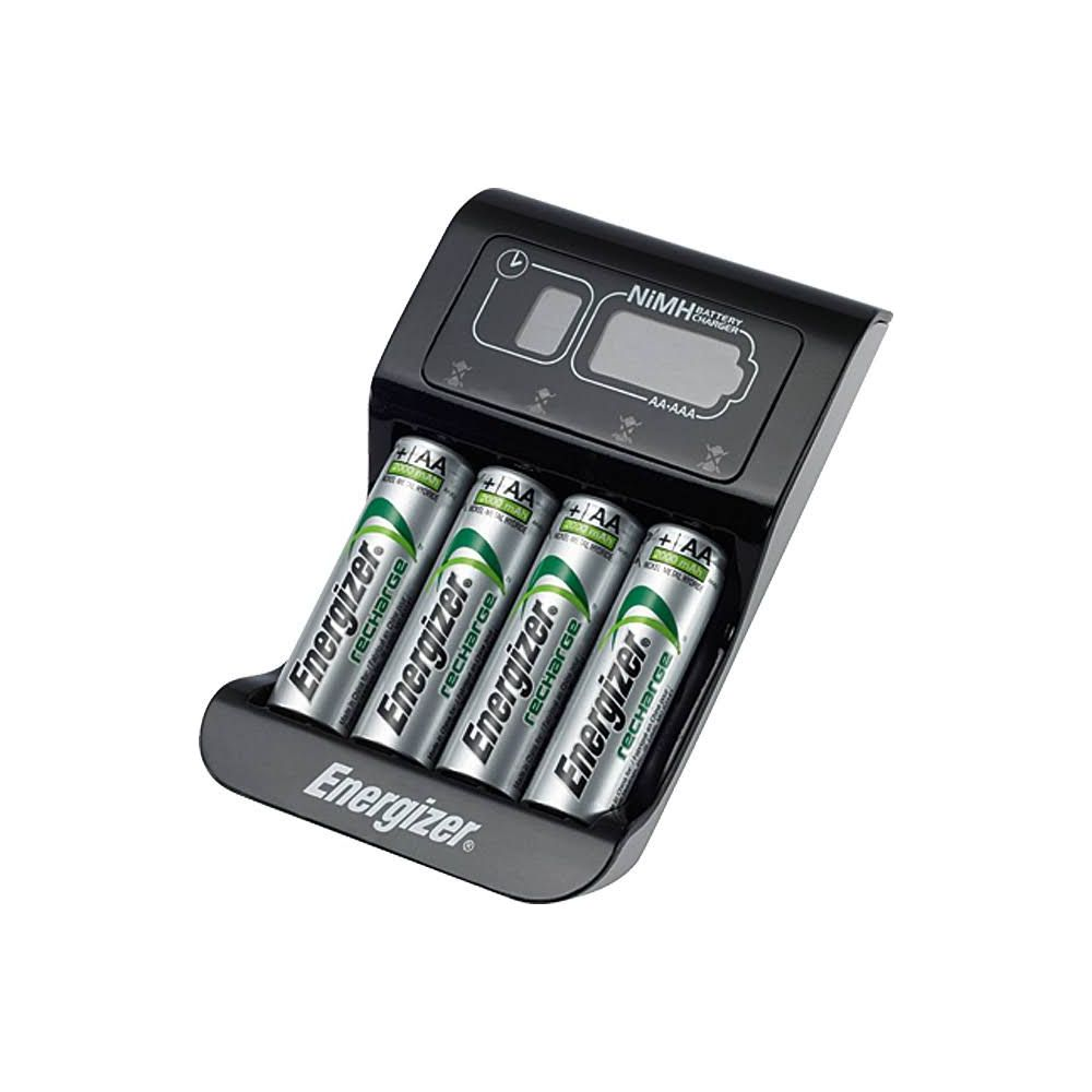 Un caricabatterie Energizer nero con quattro batterie AA.