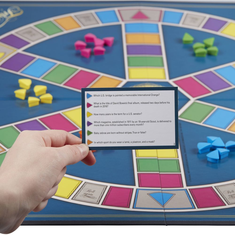 Ein Quizbrettspiel mit einer Hand, die eine Karte mit Fragen hält.