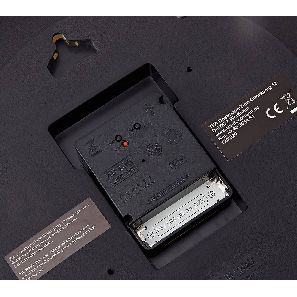 Rückseite eines Uhrwerks mit Batterieabteil für AA-Batterie.