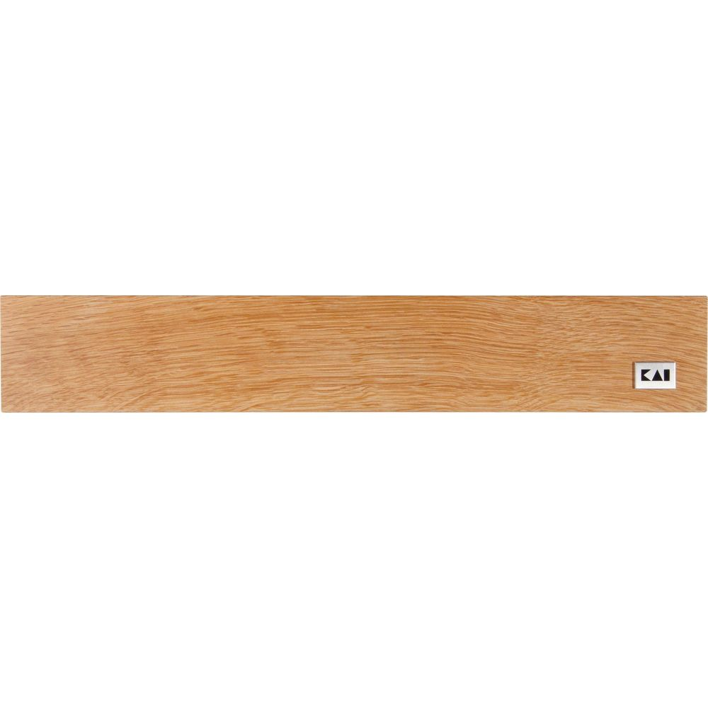 Ein hellbraunes Holzbrett mit Maserung und einem silbernen Logo.