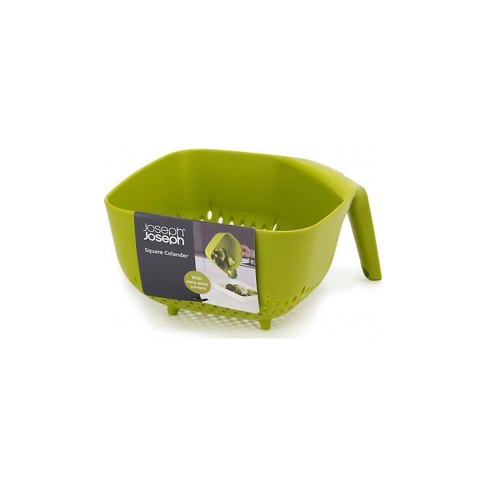 Un colador cuadrado verde con pies y asa. Tiene una etiqueta.