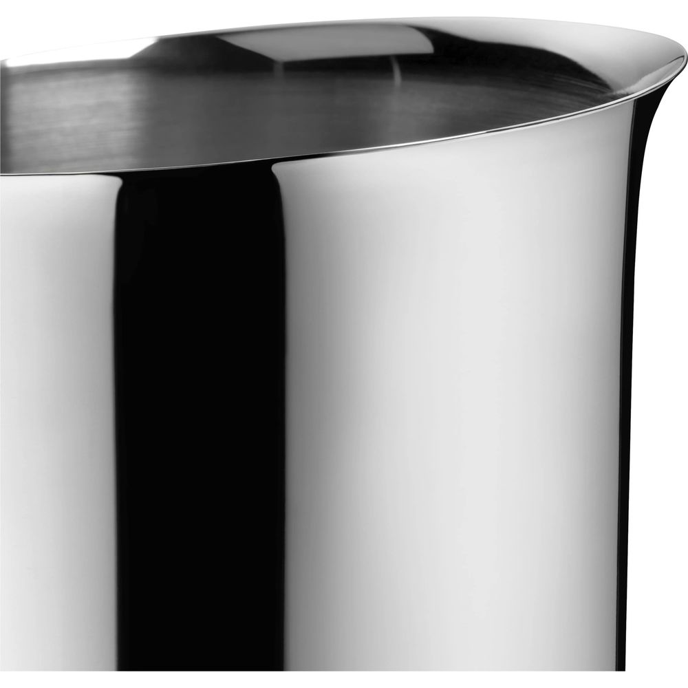 Ein glänzender, silberner Becher mit glatter Oberfläche und leicht nach außen gebogener Lippe.