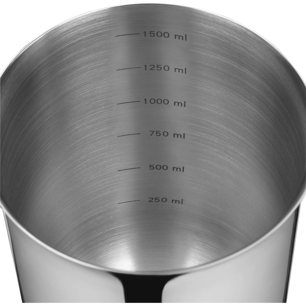 Ein silberner Messbecher aus Metall mit Markierungen von 250 ml bis 1500 ml.