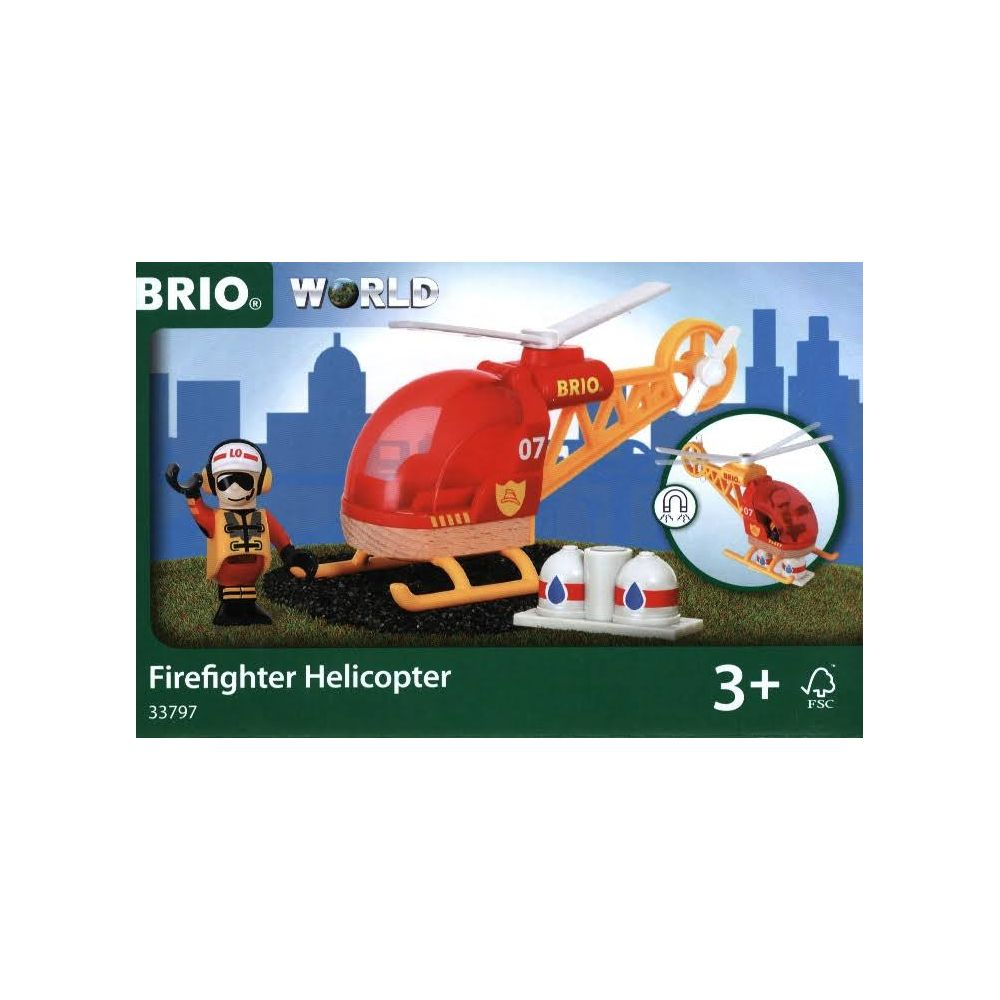 Czerwony helikopter strażacki BRIO z pilotem i akcesoriami na tle panoramy miasta.