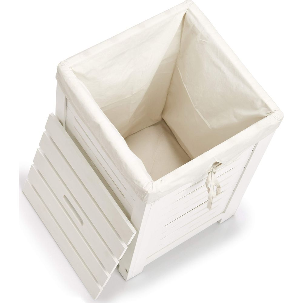 Un cesto portabiancheria bianco a doghe in legno con coperchio rimovibile e rivestimento.