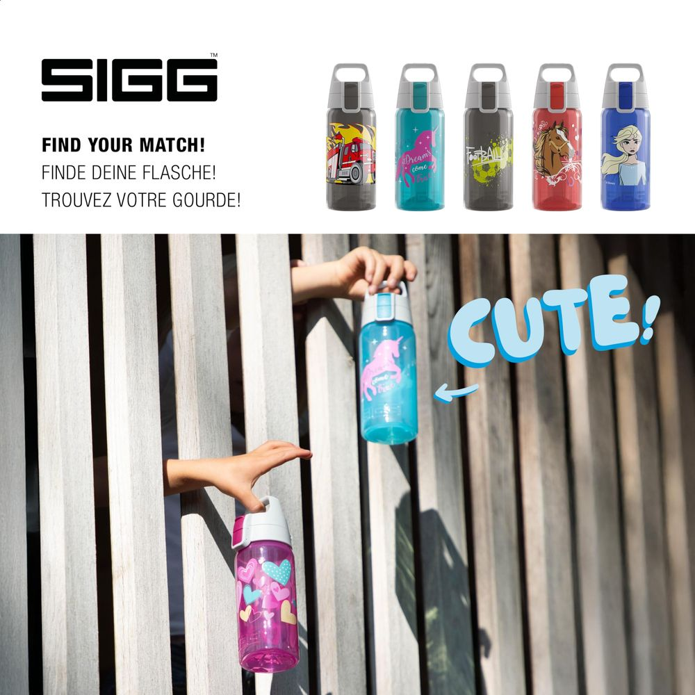 Mehrere SIGG-Trinkflaschen mit verschiedenen Designs, darunter ein Feuerwehrauto, ein Einhorn und Elsa.