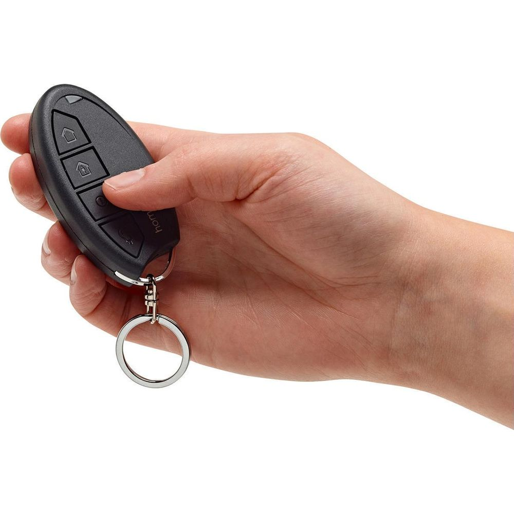 Eine Hand hält einen schwarzen Schlüsselanhänger mit einem Ring.
