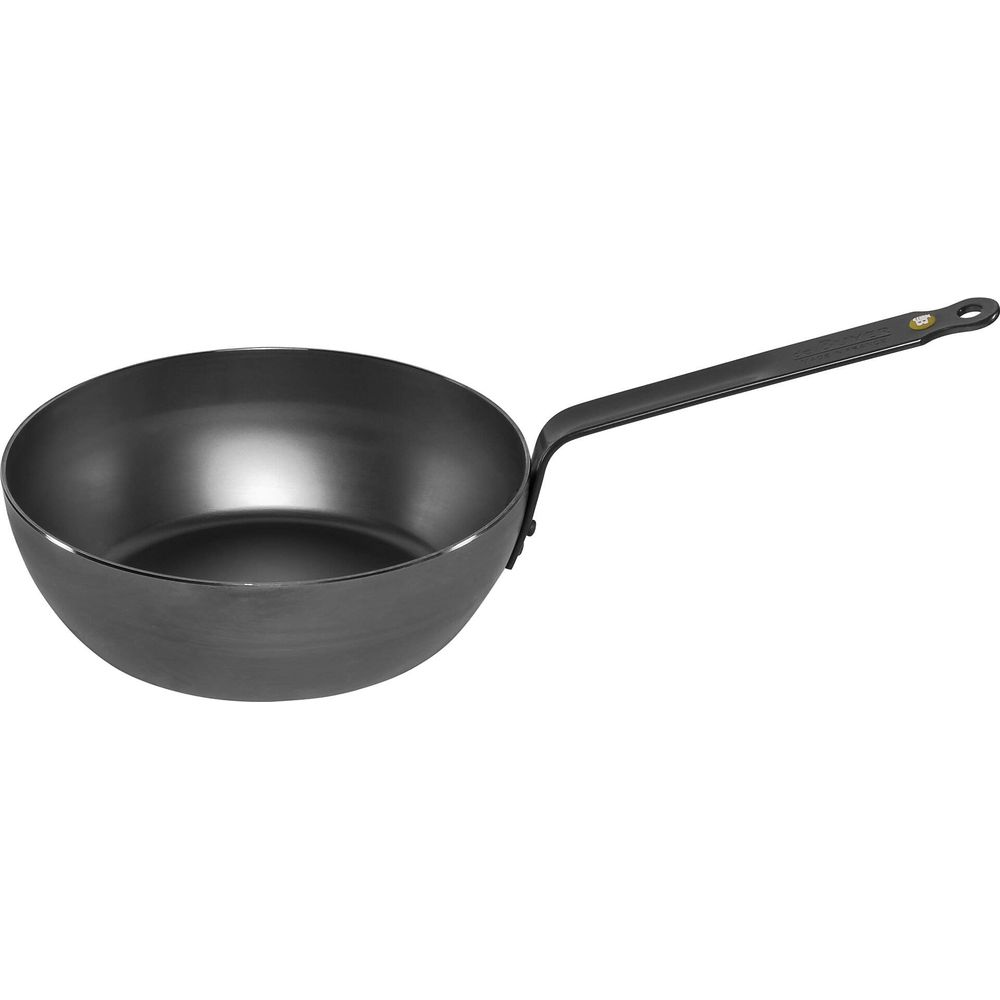 Eine schwarze Eisenpfanne mit langem Griff auf weißem Hintergrund.
