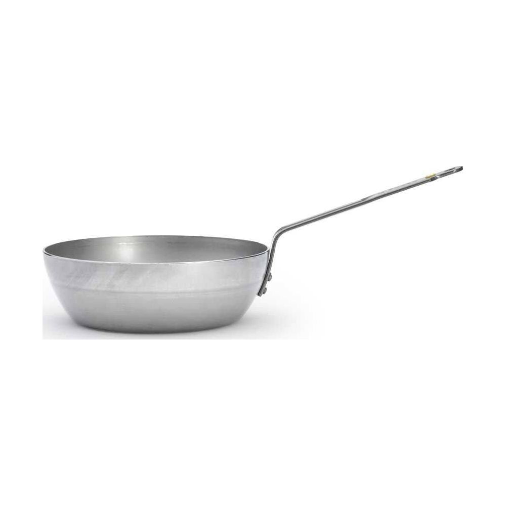 Eine silberne Aluminiumpfanne mit langem Griff auf weißem Hintergrund.