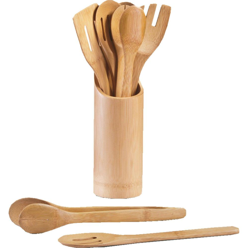 Holz-Küchenutensilien in einem Behälter, daneben Zange und Löffel.