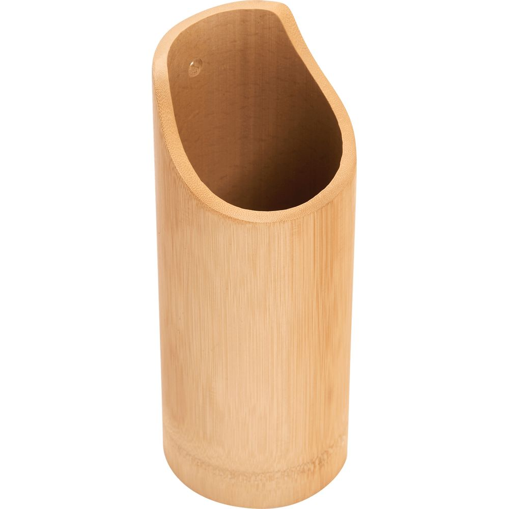 Ein hölzerner Becher aus Bambus mit einer schrägen Öffnung steht auf weißem Grund.
