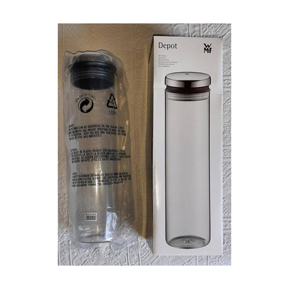 Eine Glasflasche in Plastikverpackung neben einer Produktverpackung.