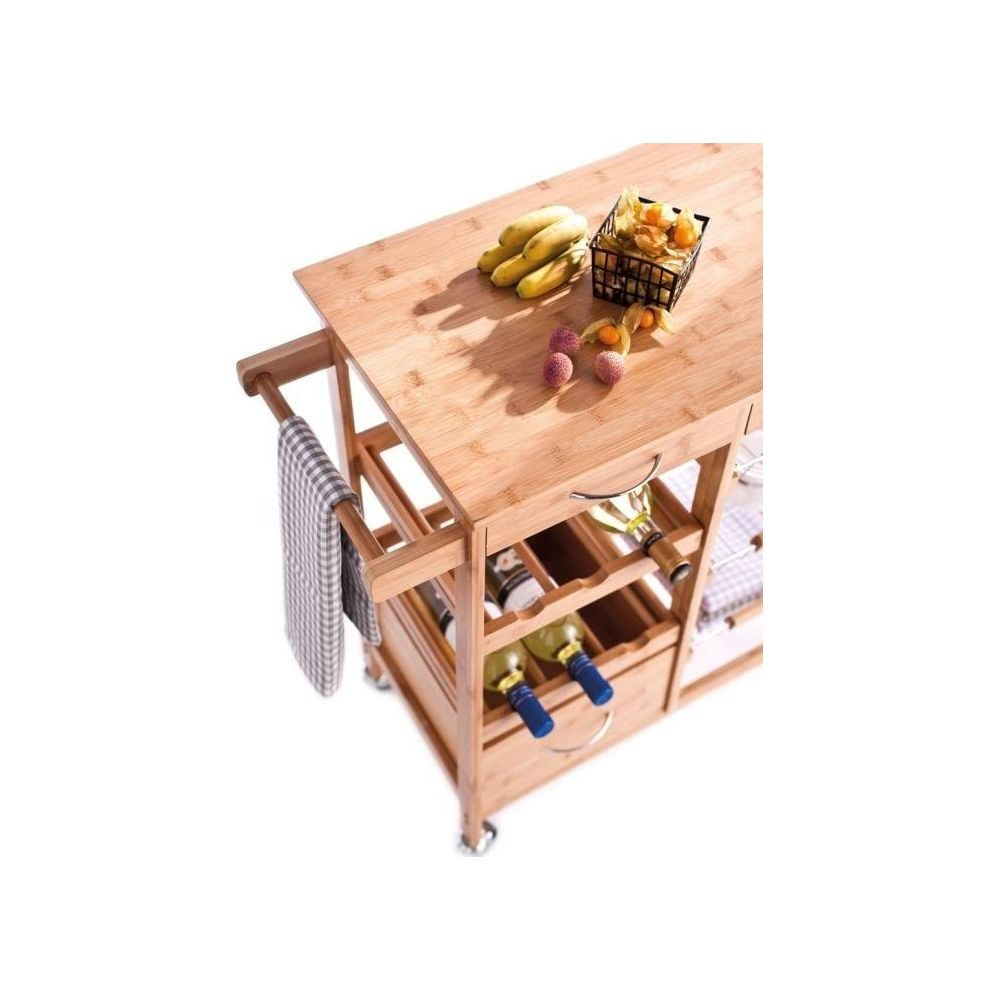 Ein hölzerner Küchenwagen mit Obst und Weinflaschen.