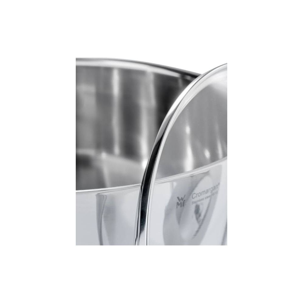 Zbliżenie na stalową patelnię z pokrywką i logo.