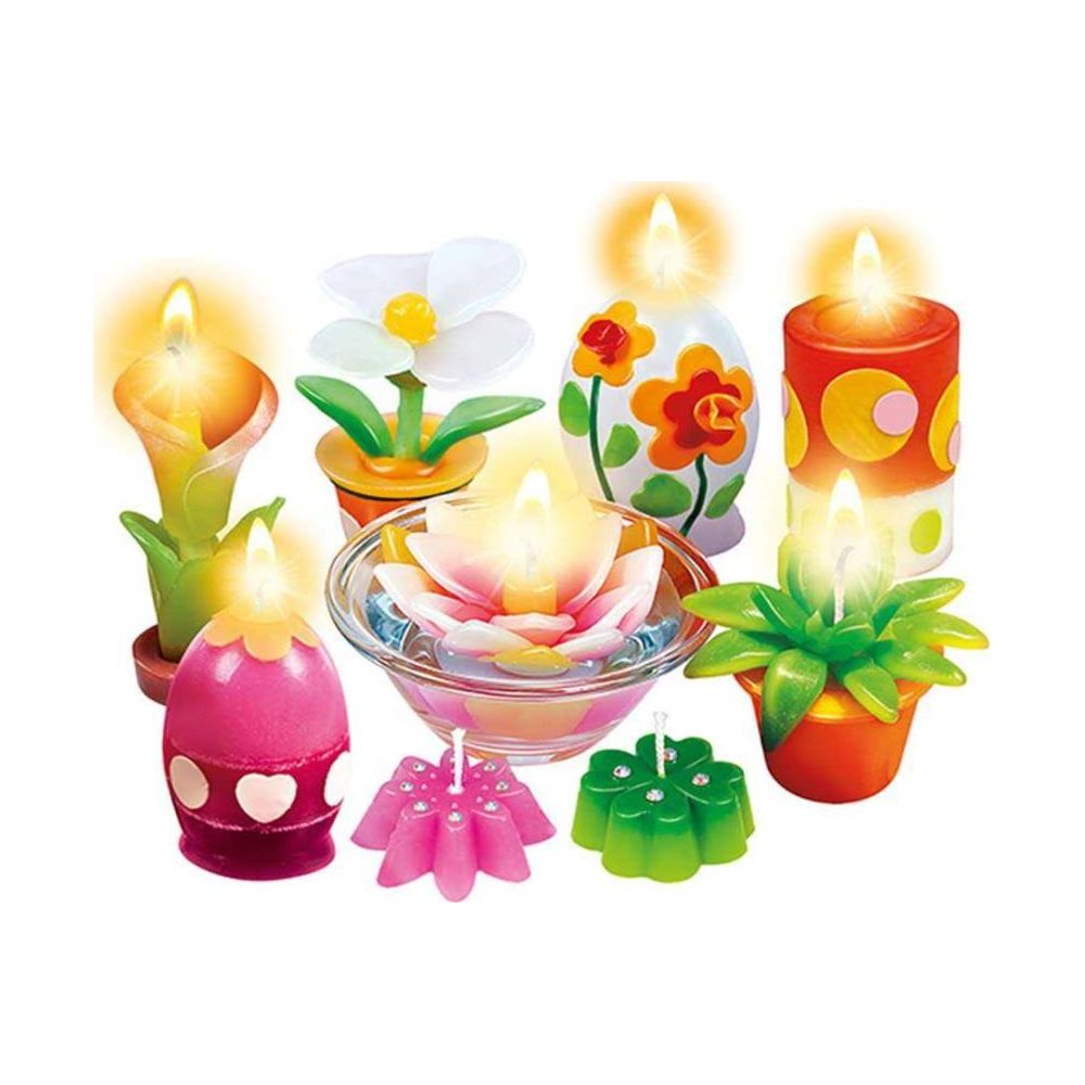 Zapalone świece w różnych kształtach: kwiaty, jajko wielkanocne, kalia.