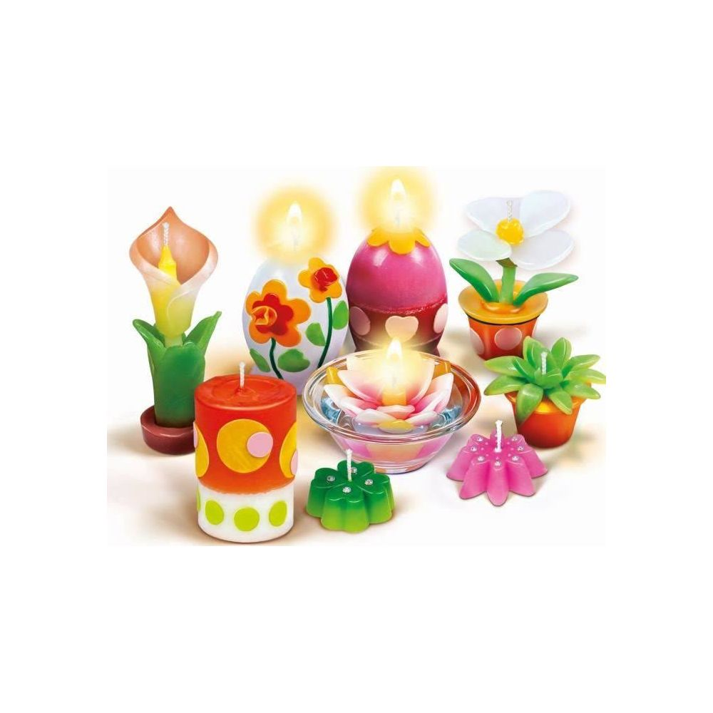 Kolekcja kolorowych świec o różnych kształtach, niektóre zapalone.