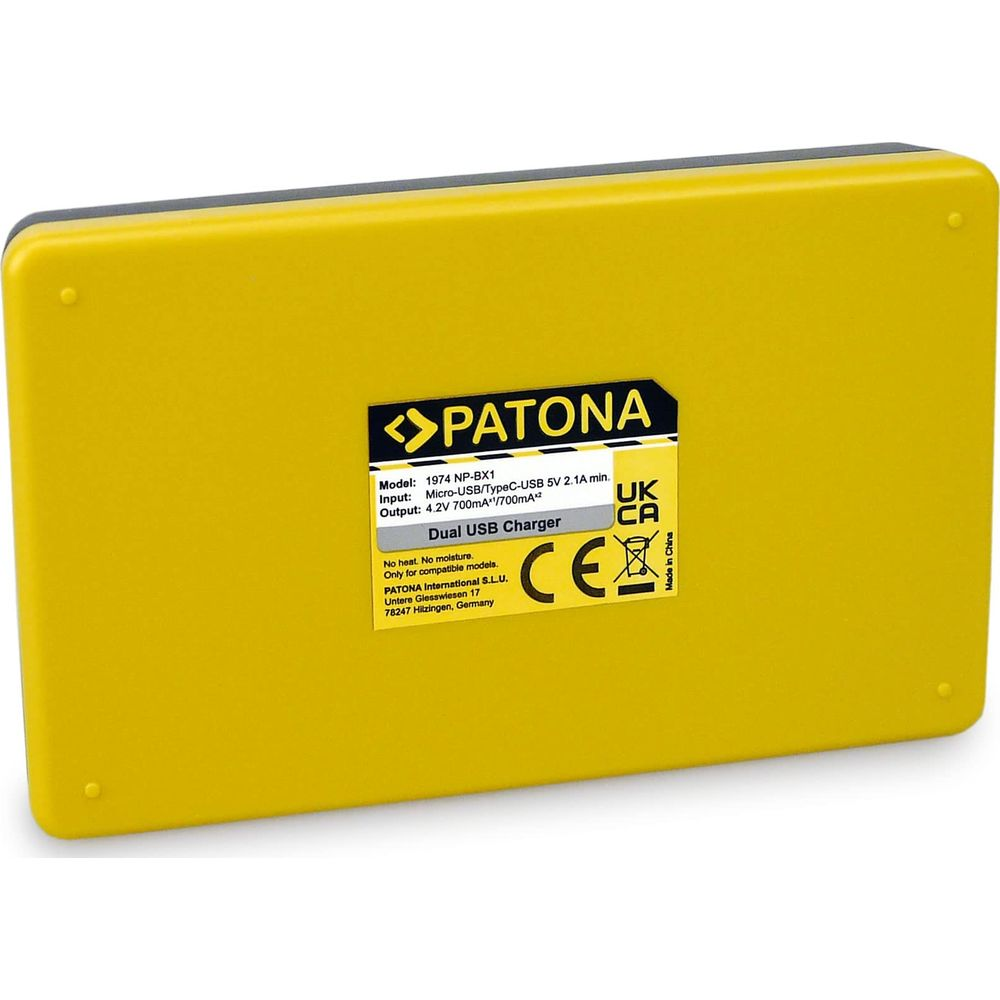 Caricatore USB duale PATONA giallo con etichetta delle specifiche e marchio CE.