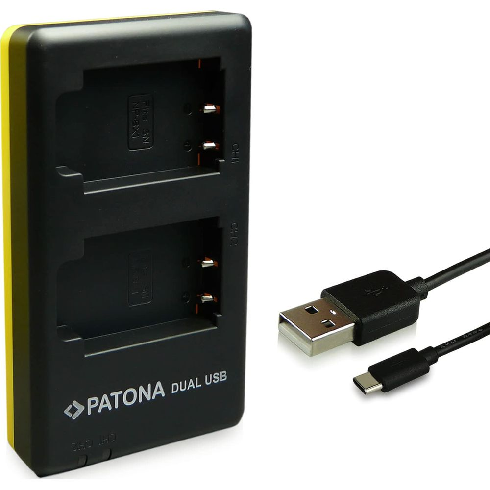 Un caricabatterie USB duale nero PATONA con bordo giallo, accanto a cavi USB.