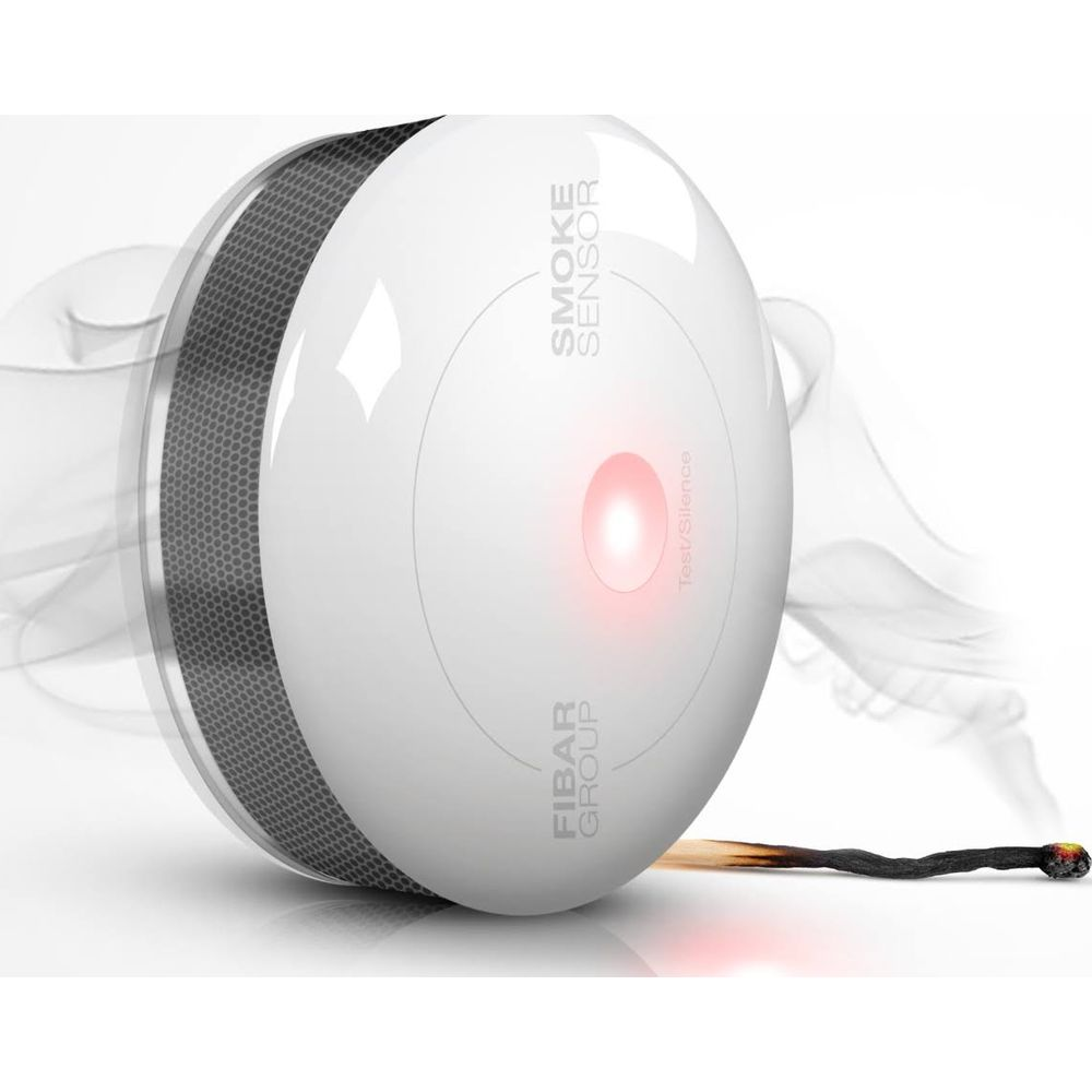 Biały czujnik dymu z czerwonym światłem i dymem z palącej się zapałki.