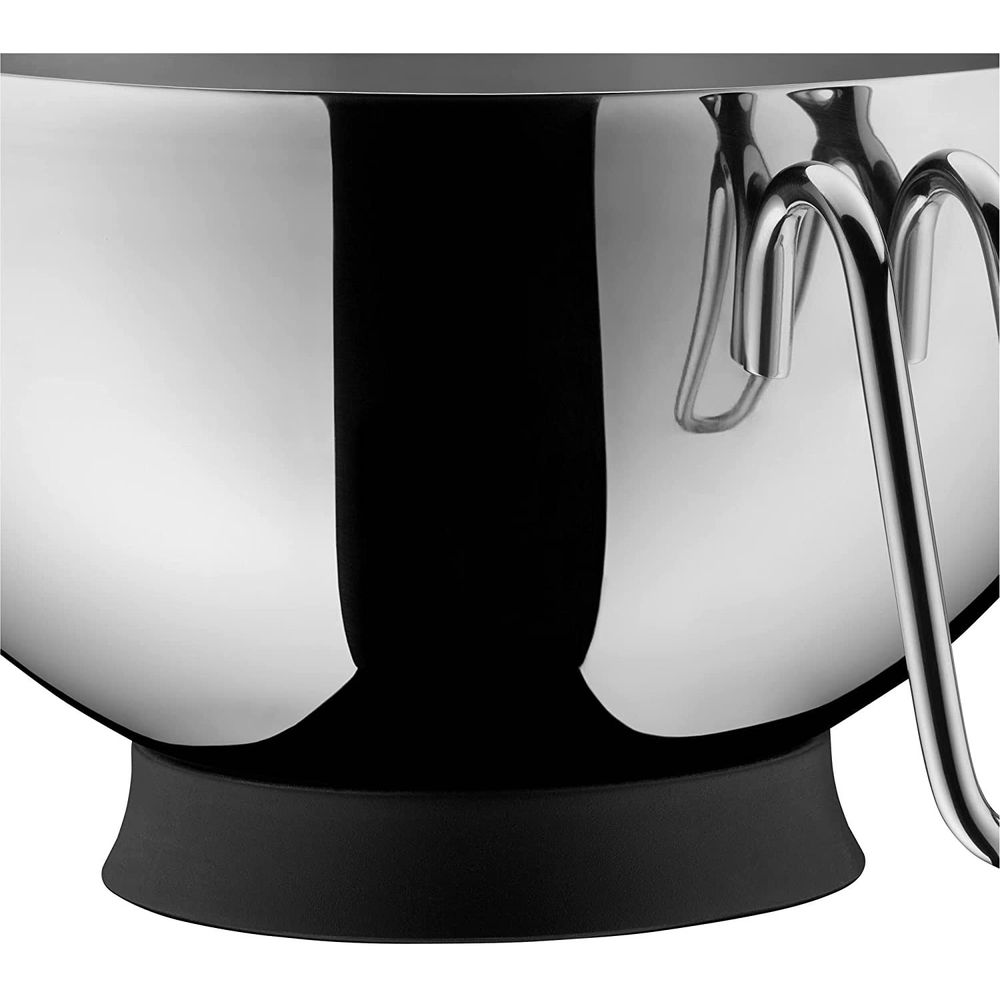 Nahaufnahme einer glänzenden Metallschüssel mit schwarzem Sockel und Griffen.