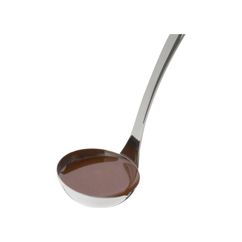 Srebrna chochla wypełniona brązowym płynem, na białym tle.