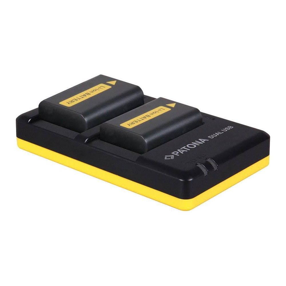 Zwei schwarze Akkus mit gelbem „Li-Ion Battery“-Aufdruck auf Ladegerät.