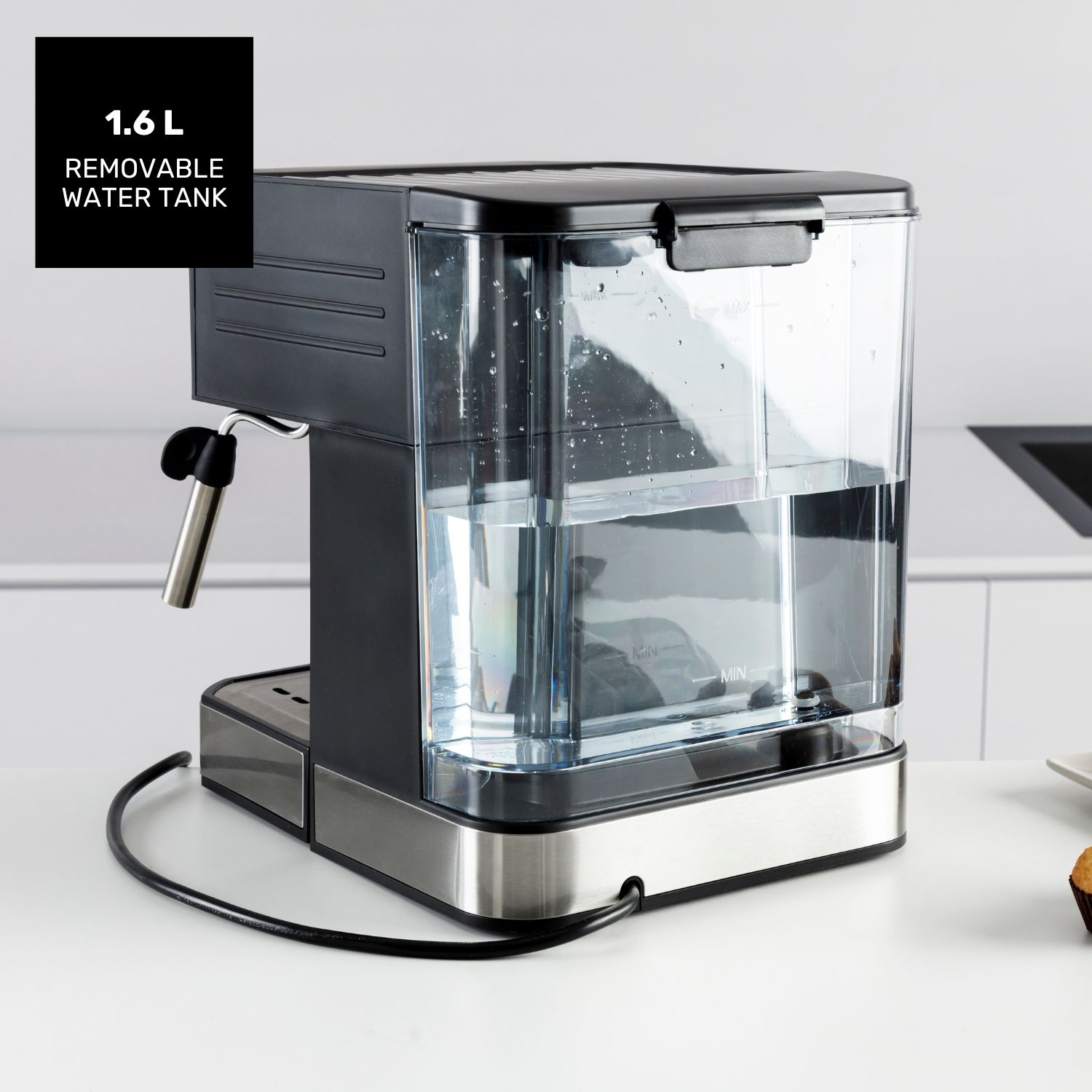 Cafetera negra con depósito de agua transparente de 1,6 L en encimera blanca.