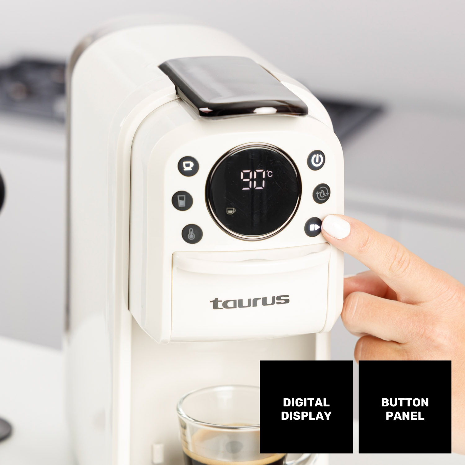 Una cafetera blanca con pantalla digital y panel de botones. Una mano presiona un botón.