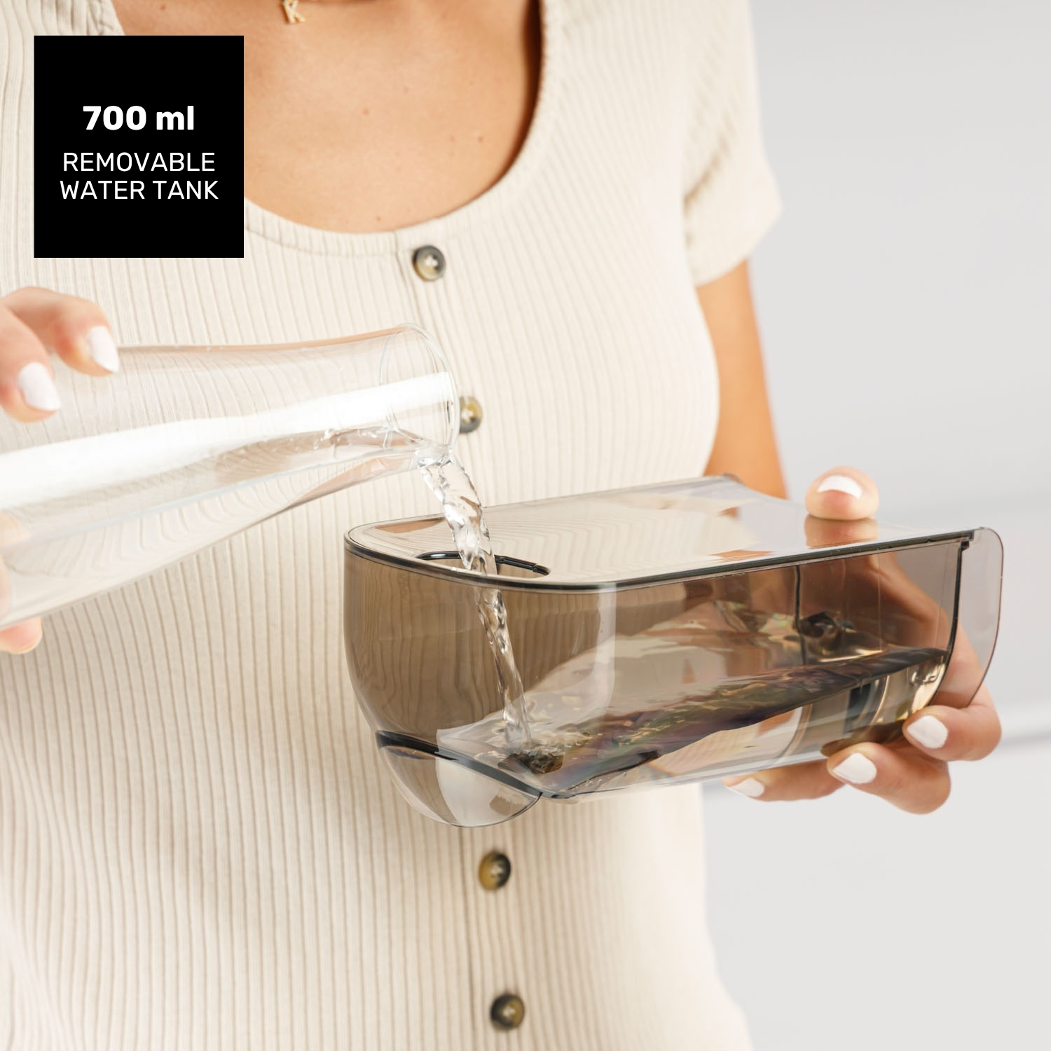 Se vierte agua en un recipiente transparente.