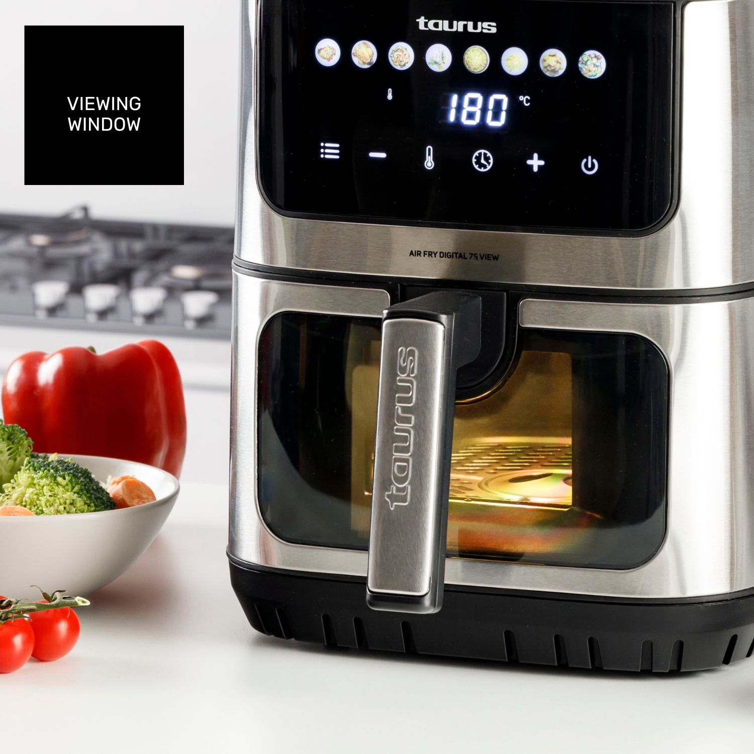 Freidora de aire de acero inoxidable con verduras, mostrando 180°C.