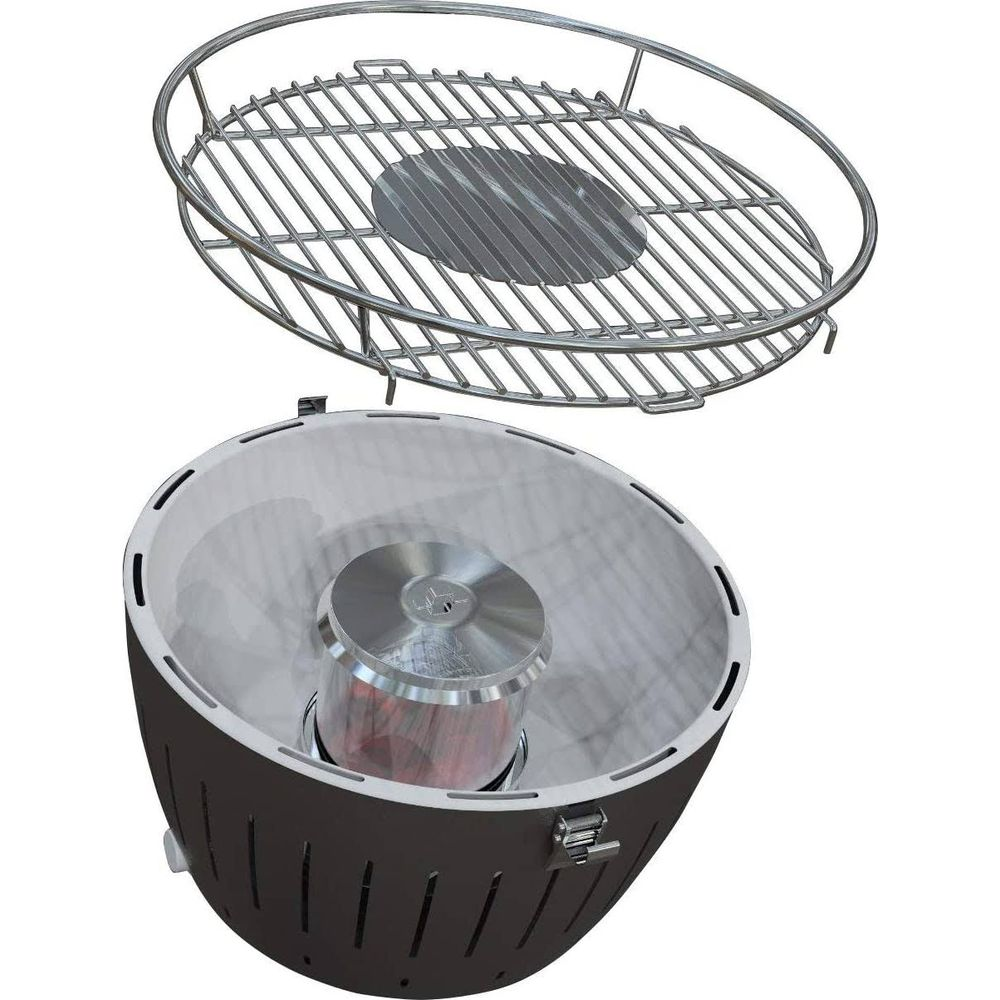 Srebrny ruszt nad ciemnym korpusem grilla z srebrną wkładką.