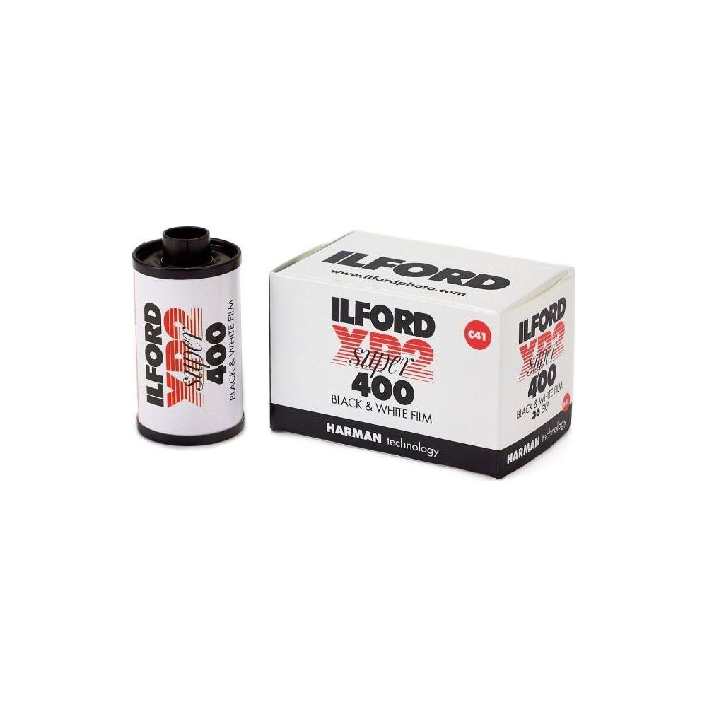 Ilford XP2 Super 400 Schwarz-Weiß-Filmrolle und Schachtel.