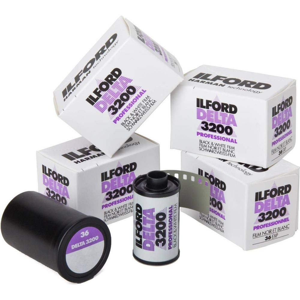 Kilka czarno-białych filmów Ilford Delta 3200, kasetka i rolka filmu.