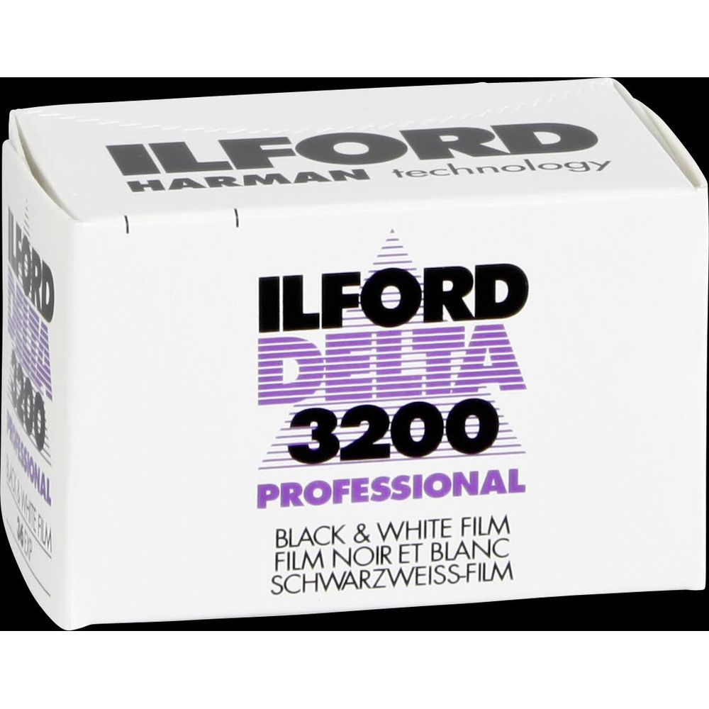Opakowanie czarno-białej folii Ilford Delta 3200 z logo i szczegółami produktu.