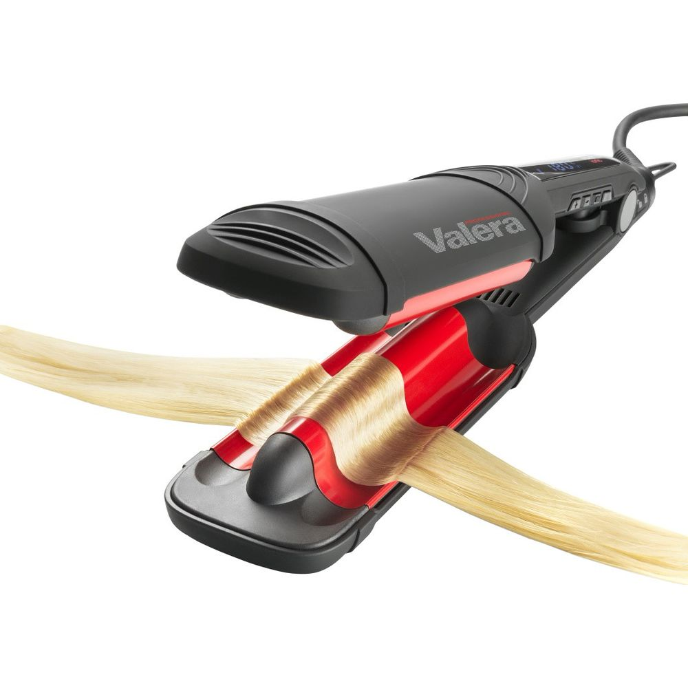 Czarna lokówka Valera z czerwonym środkiem, kręcąca blond włosy.