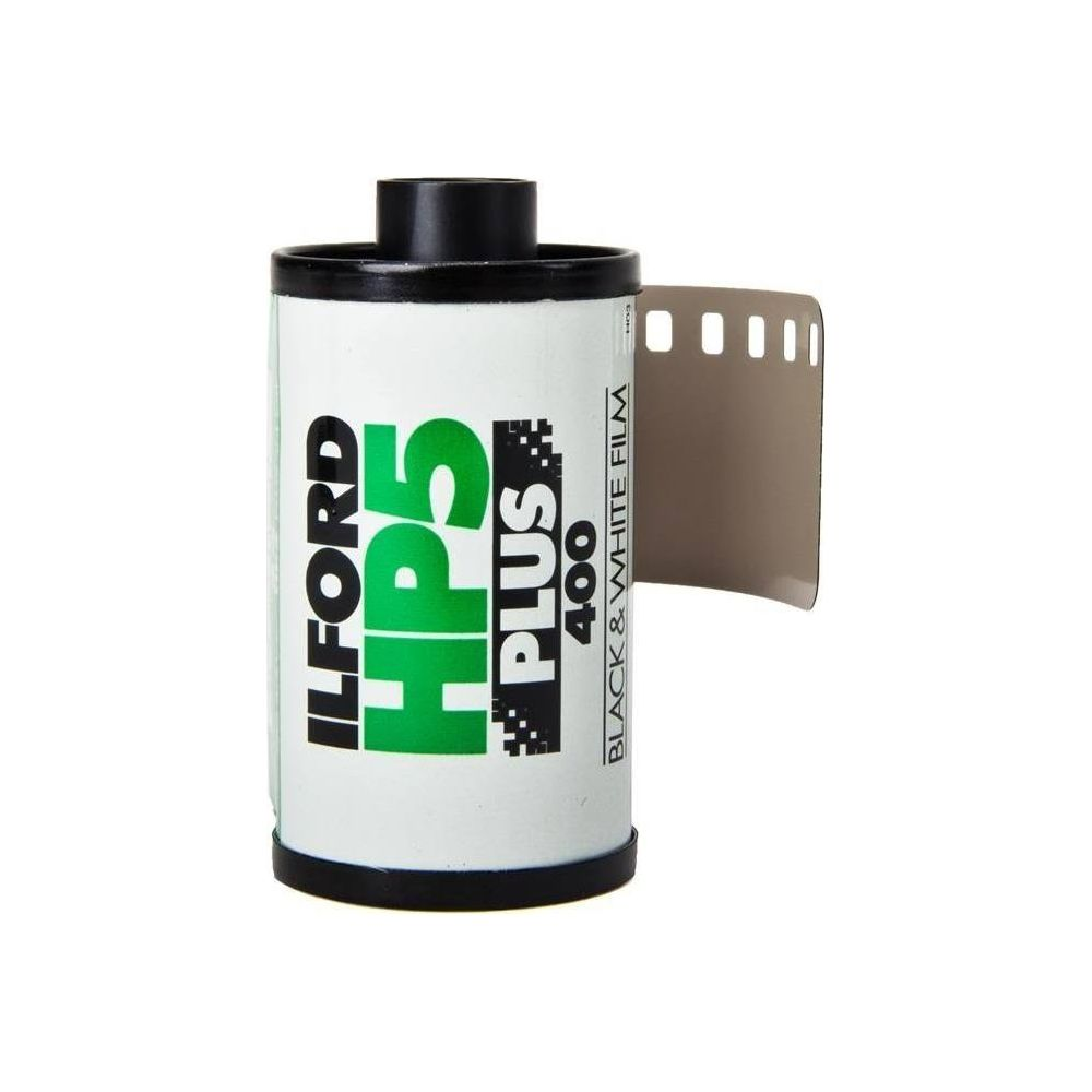 Rolka filmu czarno-białego Ilford HP5 Plus 400 z widocznym fragmentem filmu na białym tle.