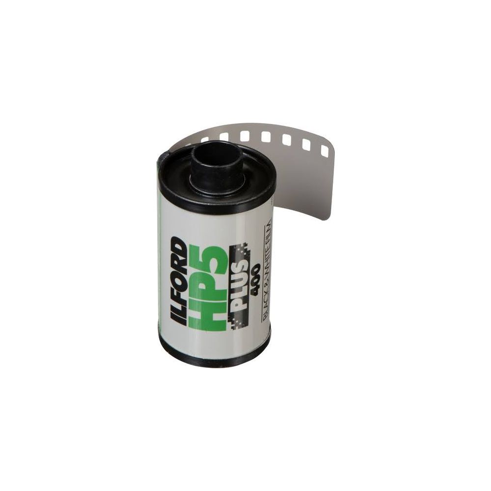 Rolka filmu czarno-białego Ilford HP5 Plus 400 z perforacjami.