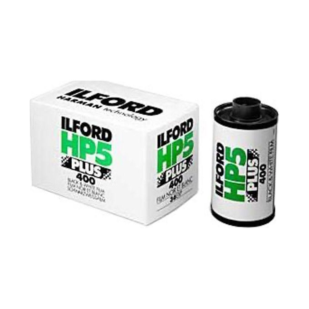 Pudełko filmu Ilford HP5 Plus 400 i rolka filmu na białym tle.