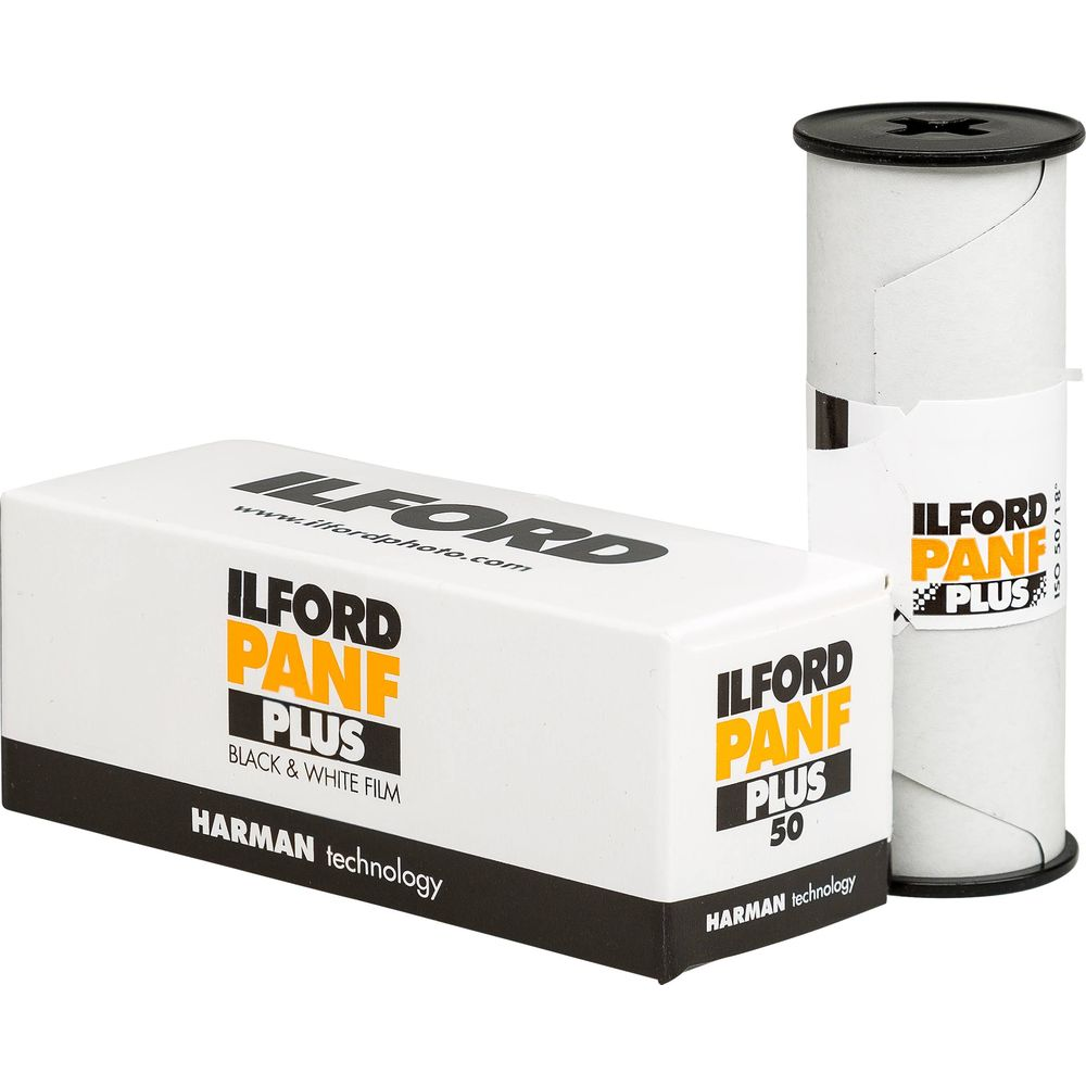 Eine Ilford Pan F Plus Schwarz-Weiß-Filmbox und eine Filmdose.