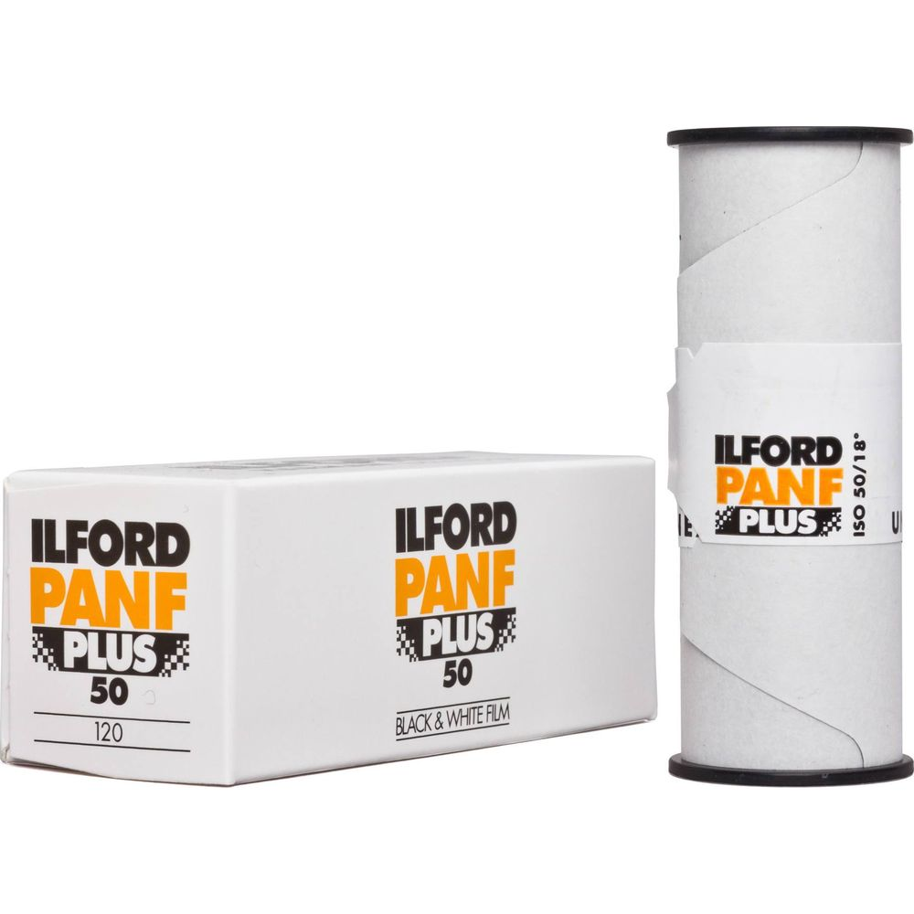Ilford Panf Plus 50 Schwarz-Weiß-Filmrolle und Box.