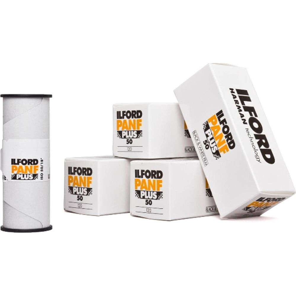 Ilford Panf Plus 50 Filmpackungen und eine Rolle Schwarz-Weiß-Film.