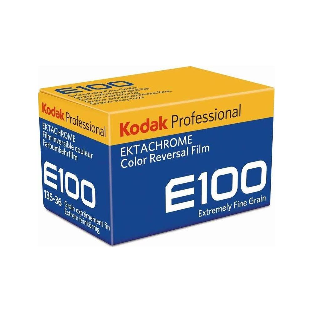 Boîte de film Kodak Ektachrome E100, bleue et jaune, avec texte.