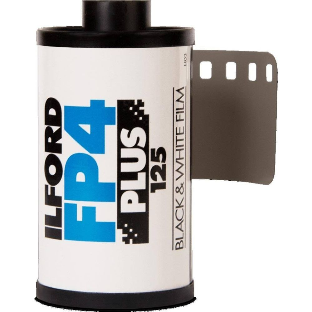 Rolka filmu czarno-białego Ilford FP4 Plus 125 z widocznym paskiem filmu.