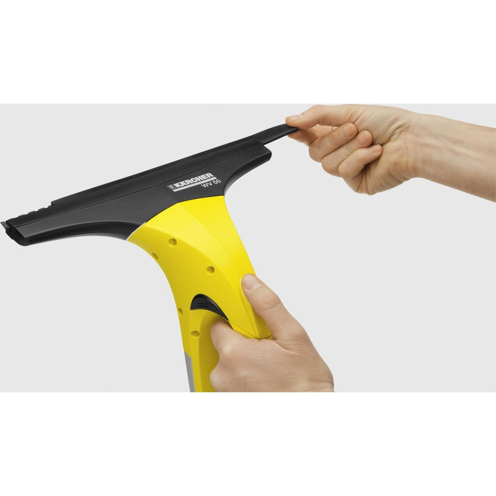 Pulitore per vetri Karcher giallo con tergipavimento nero, tenuto da mani.