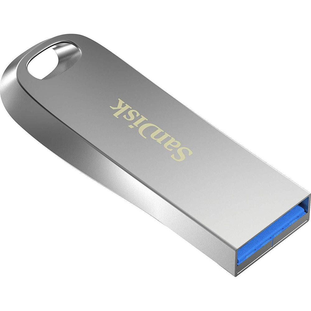 Een zilveren SanDisk USB-stick met blauwe connector wordt schuin op witte achtergrond getoond.