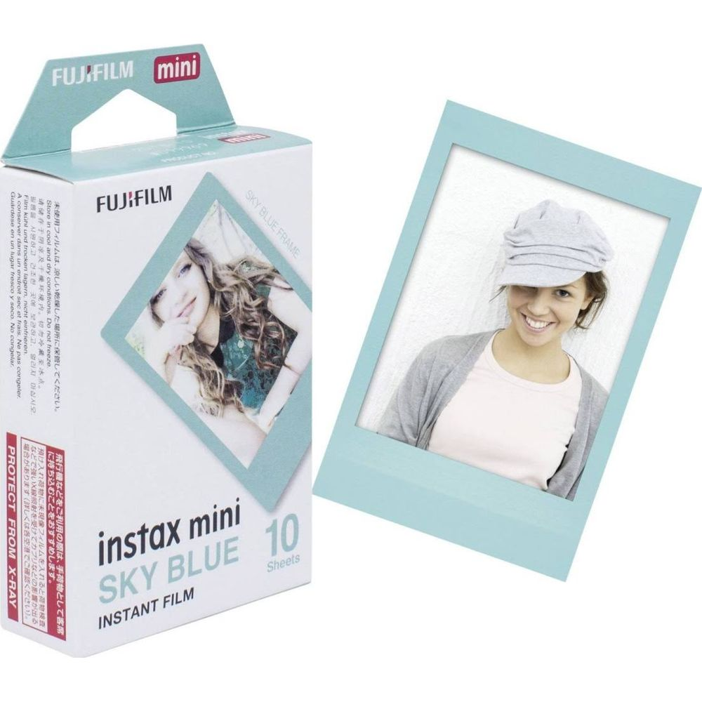 Opakowanie Fujifilm Instax Mini Sky Blue i zdjęcie kobiety w czapce.